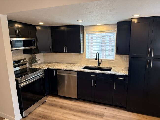 Building Photo - Updated 2-Bedroom Home with Oversized 1-Car Garage in Central Loveland