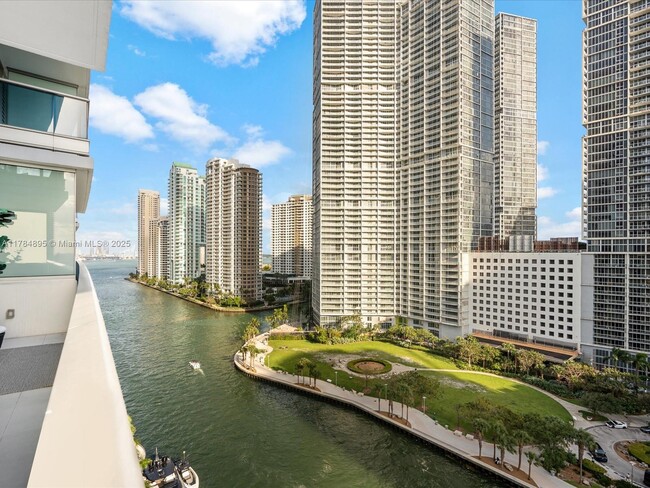 Building Photo - 200 Biscayne Blvd Way