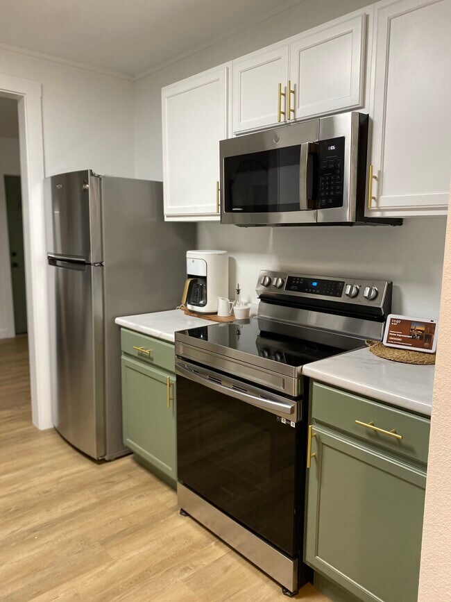 Building Photo - 613 Broadway St