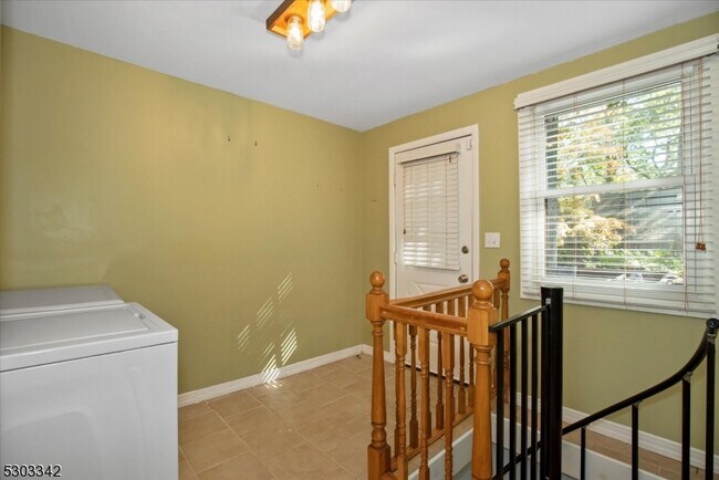 Building Photo - 63 Iroquois Trail