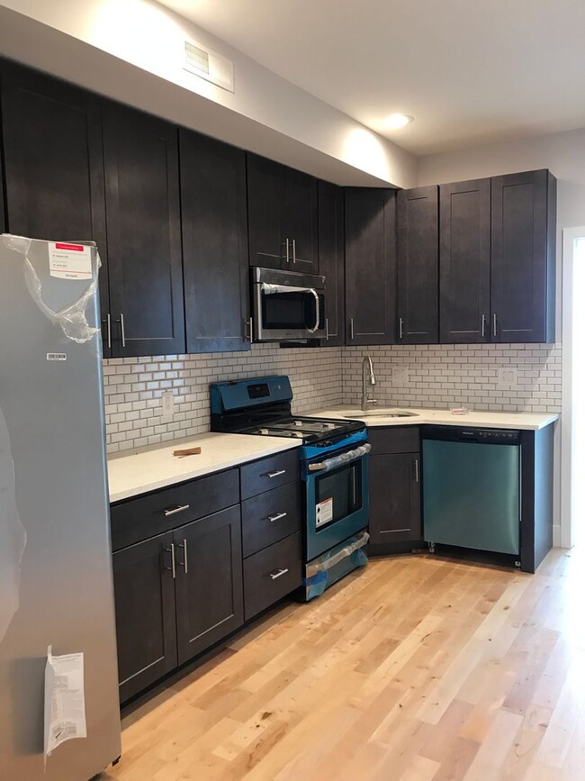 Primary Photo - Bi-level 2fl 3fl 4B3B unit | Walking dista...
