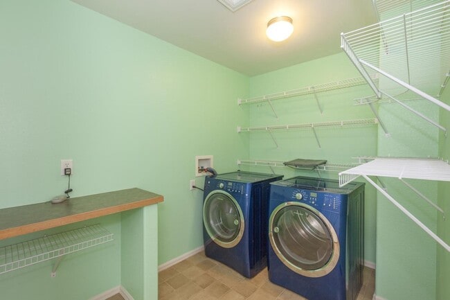 Building Photo - Spacious & Beautiful 3 Bedroom Home