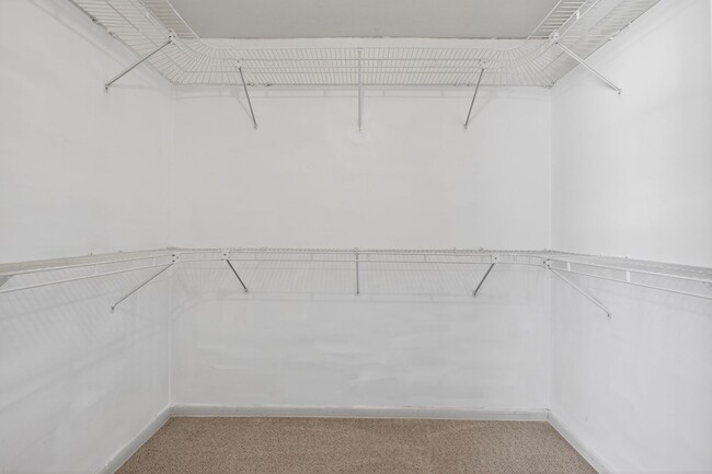 Building Photo - 1 Bedroom Condo Walking distance to UofD  Showing Friday 3/27 2:30-2:45pm