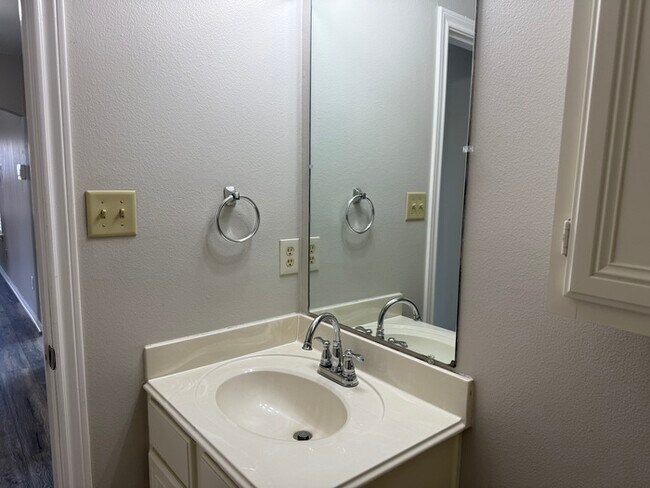 Building Photo - Cute property in Anna