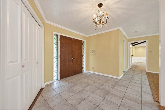 Building Photo - 1701 Mistletoe Ln