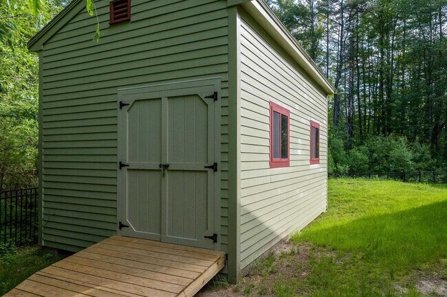 Building Photo - 34 Mirror Lake Dr