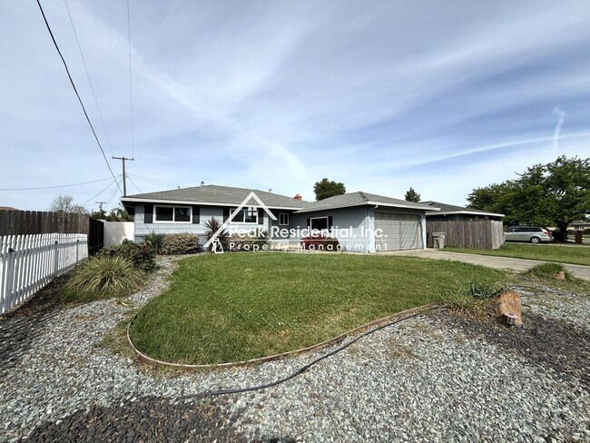 Building Photo - A Charming 3bd/2ba Sacramento House with Fenced Backyard