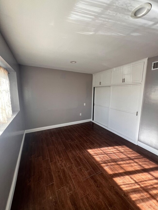 Building Photo - House  3 bedrooms, 1 baths,