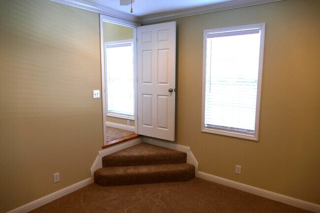 Building Photo - 104 Mahler Ave