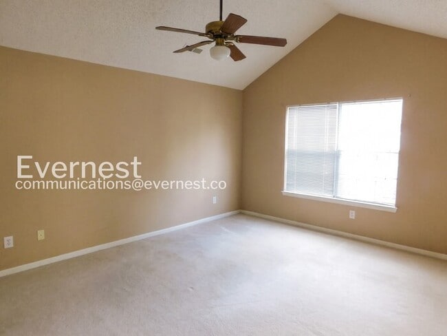 Building Photo - 702 Westgate Cir