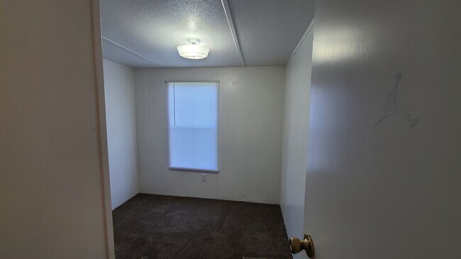 Building Photo - 17 Saturn Ln