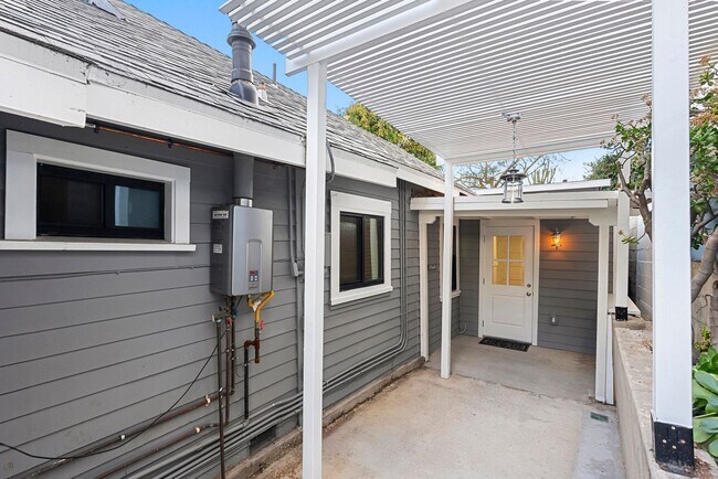 Building Photo - 2 WEEKS FREE!! Newly Renovated JR 1-Bedroo...