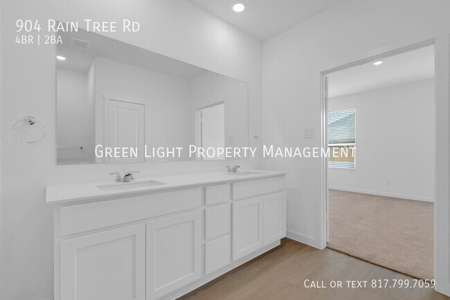 Building Photo - 904 Raintree Rd