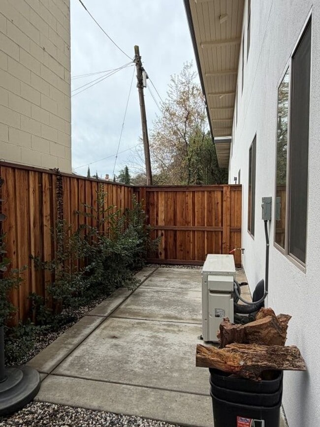 Building Photo - Loft home in downtown Woodland with SOLAR!!