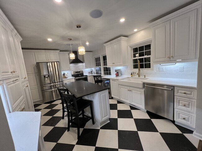 Building Photo - 989 Colonial Dr