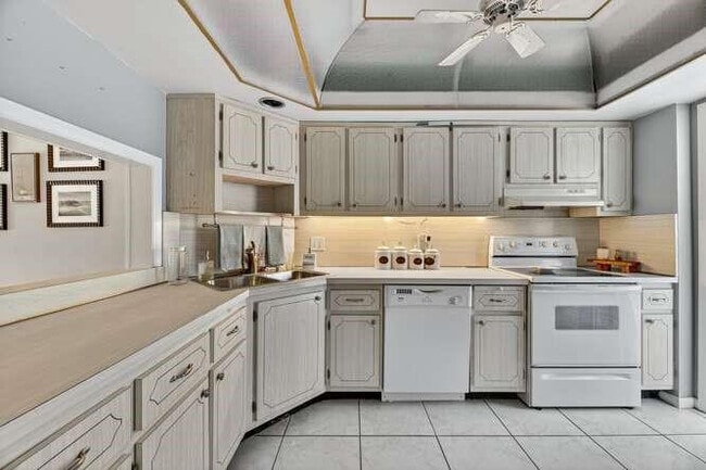 Building Photo - 1200 SW 12th Ave