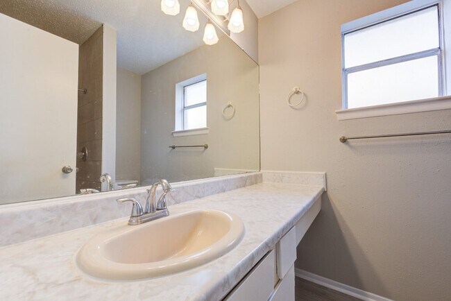 Building Photo - 20135 Telegraph Square Ln