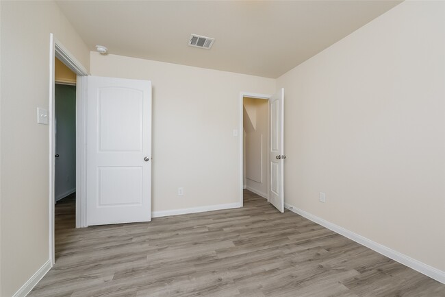 Building Photo - 4203 Silver Ranch Rd