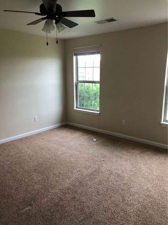 Building Photo - 706 Chatham Ct