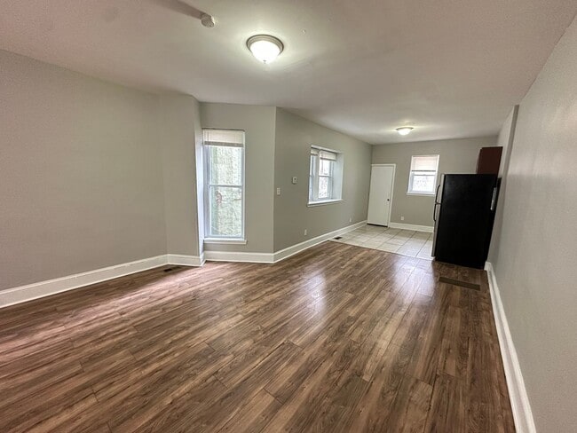 Building Photo - 440 W Fisher Ave