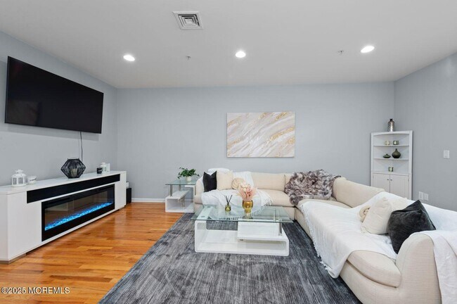 Building Photo - J162 Main St