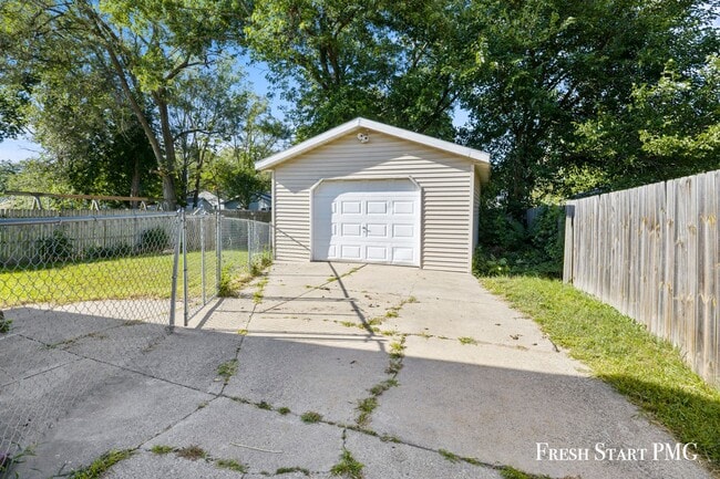 Building Photo - Bright & Spacious Family Home with Garage