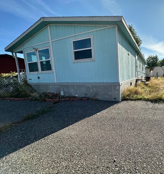 Building Photo - 3 Hartland St N