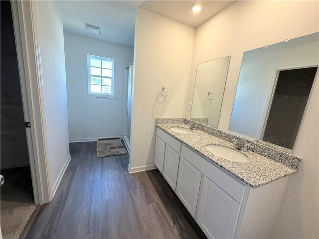 Building Photo - 633 Tudor St