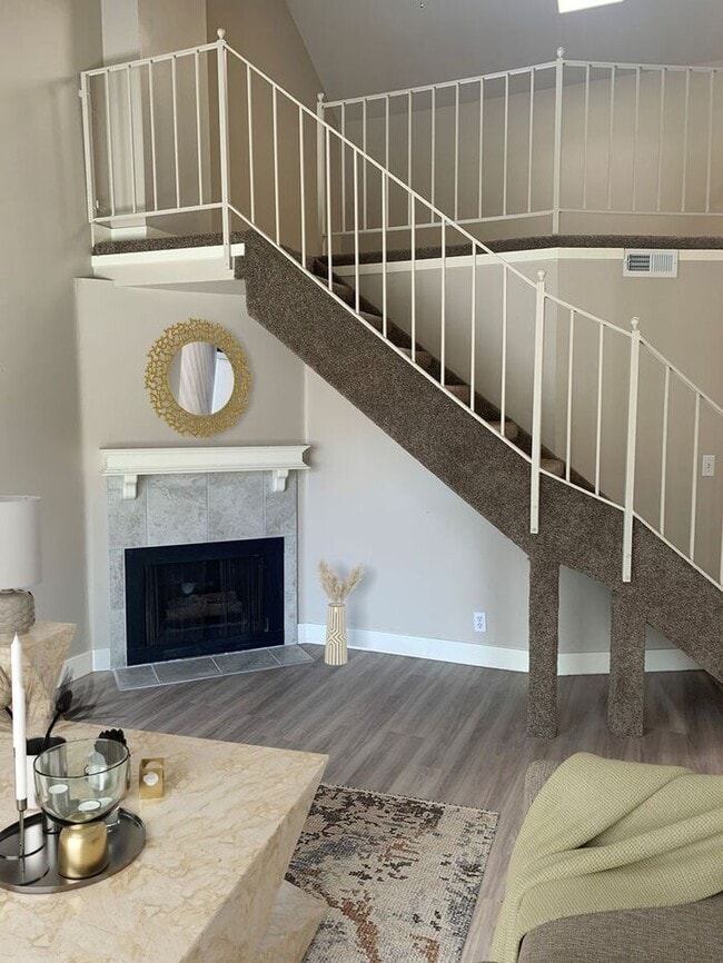 Building Photo - 2 Bed 1.5 Bath End Unit Townhome!