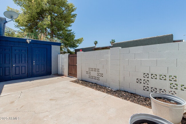 Building Photo - 712 N Santa Barbara