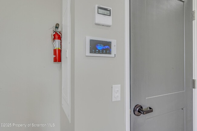 Building Photo - 215 Hickory St