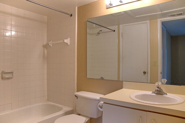 Building Photo - 1/1 3rd Floor with private balcony in gate...