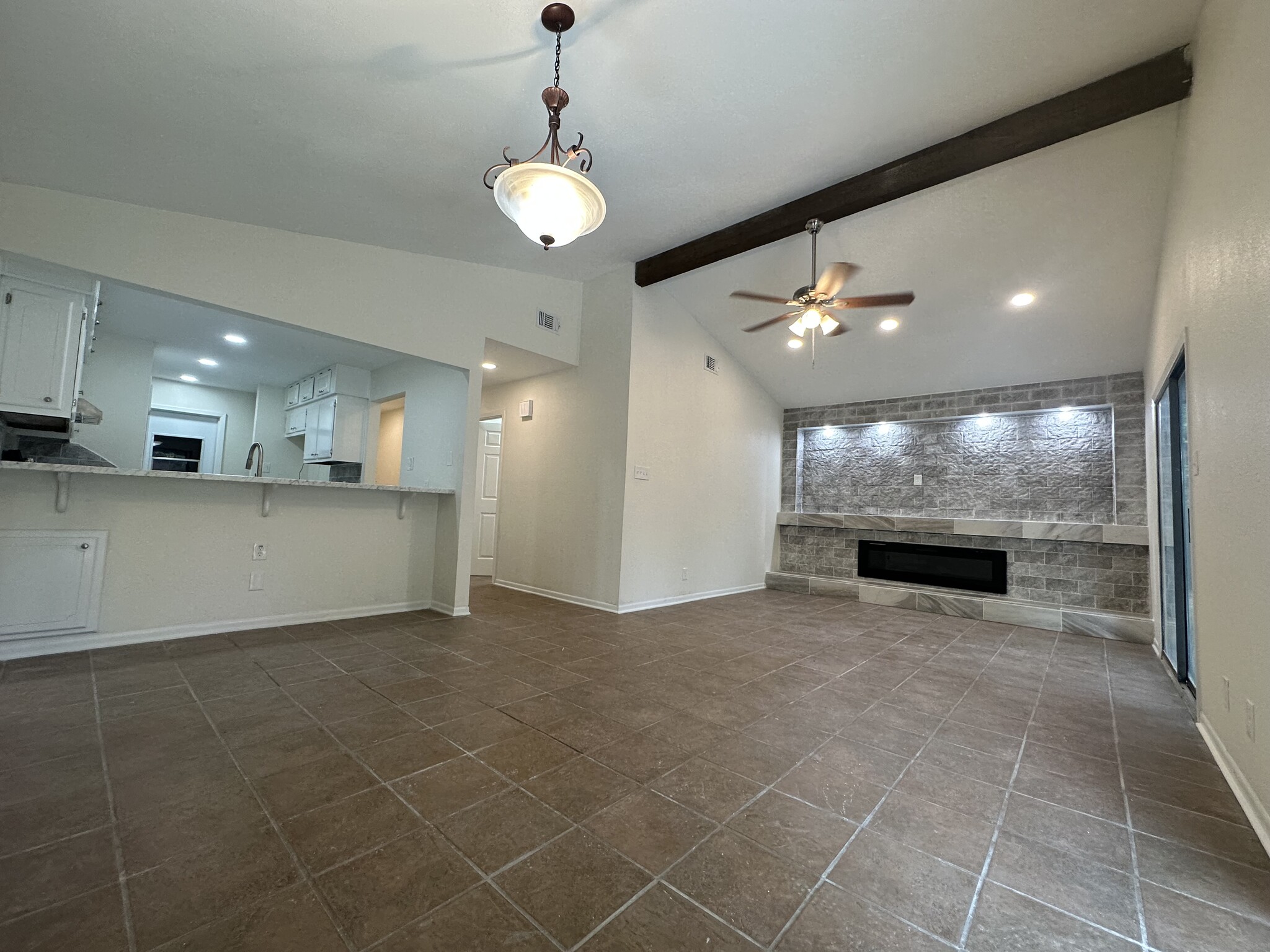 Building Photo - 517 Versailles St