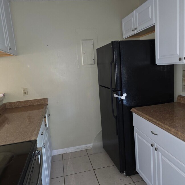 Building Photo - 484 Tamarac St