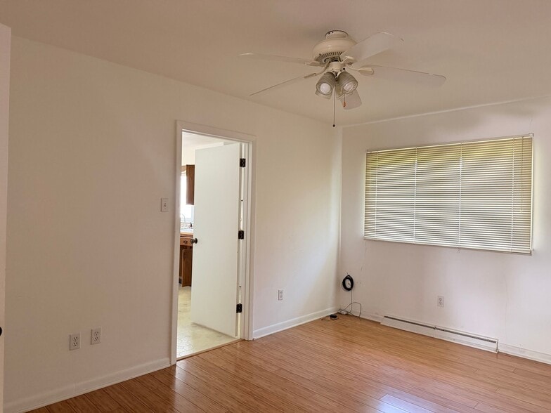 Building Photo - 2205 Country Club Dr