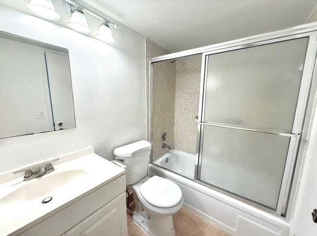 Building Photo - 563 Fanshaw N