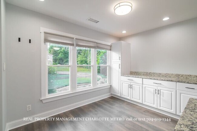 Building Photo - 3BR Townhome - Lake Living in Vineyard Point with Boat Slip Access Near Lake Norman