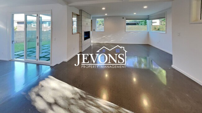 Building Photo - 5BR/4.5BA House in Seattle -- Available Now!