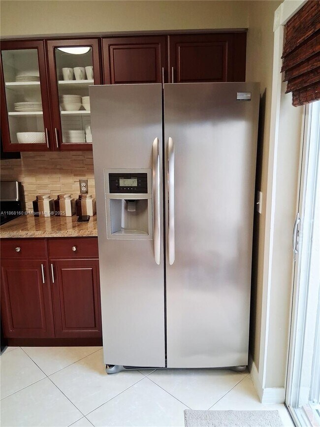 Building Photo - 7827 Sanibel Dr