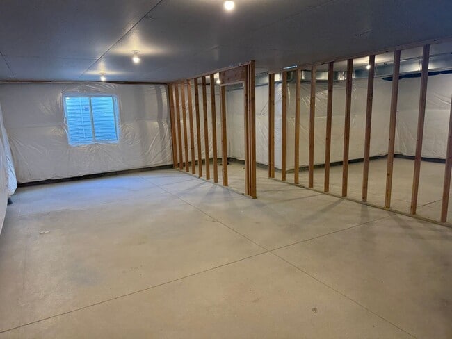 Building Photo - Spacious home in a desirable neighborhood