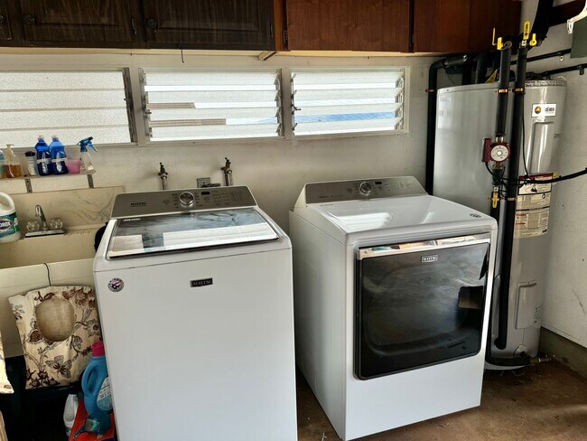 Building Photo - Newtown Estates, 3 bdrm, 2 bath, 2 car enc...