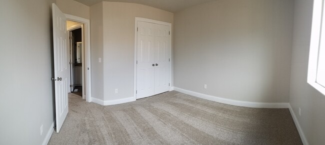 Building Photo - **Move-In Discount**3 bed -2.5 bath - Newer townhome in the heart of Cedar City!
