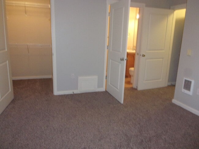 Building Photo - Popular West Oaks Condo