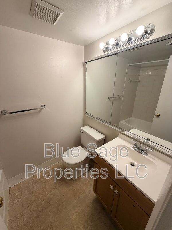 Building Photo - 768 Putnam Blvd