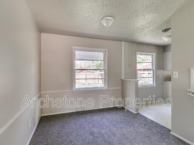 Building Photo - 2305 Mustang St