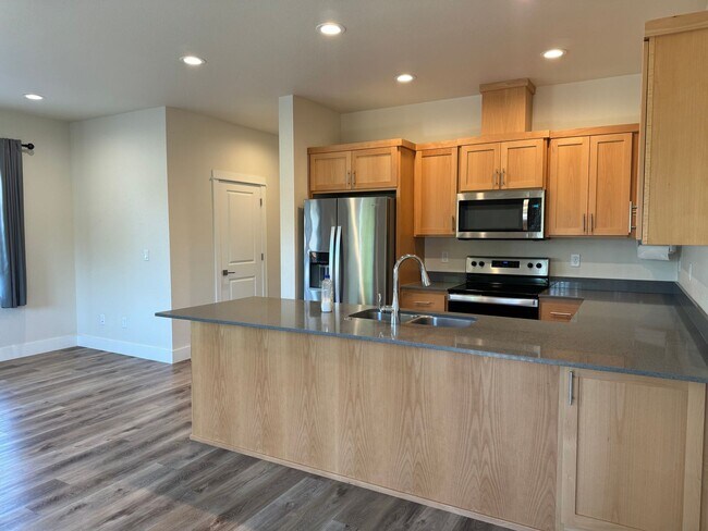 Building Photo - Newer 3 bedroom, 2.5 bath duplex in desirable neighborhood!