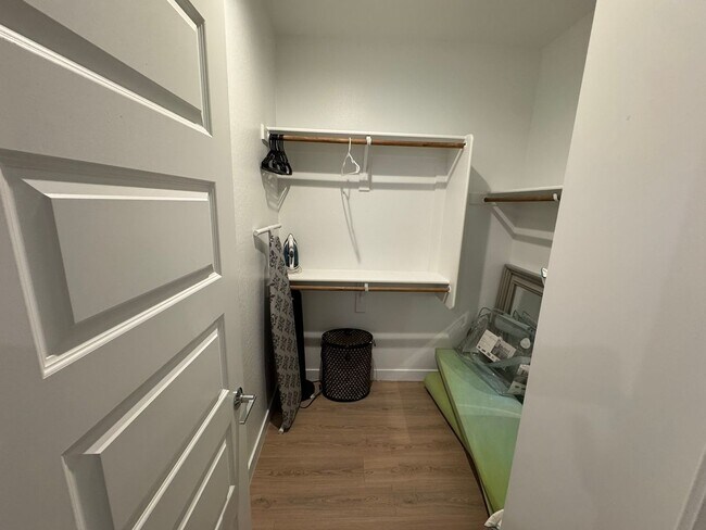 Building Photo - 2024 Beautiful Furnished 3 Bedroom 2 Bath with Private Suite near Sports Venues