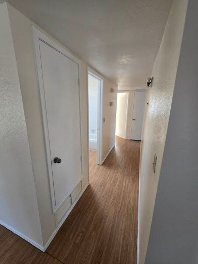 Building Photo - Spacious 4bd/2ba Featuring Central A/C and Large Private Yard