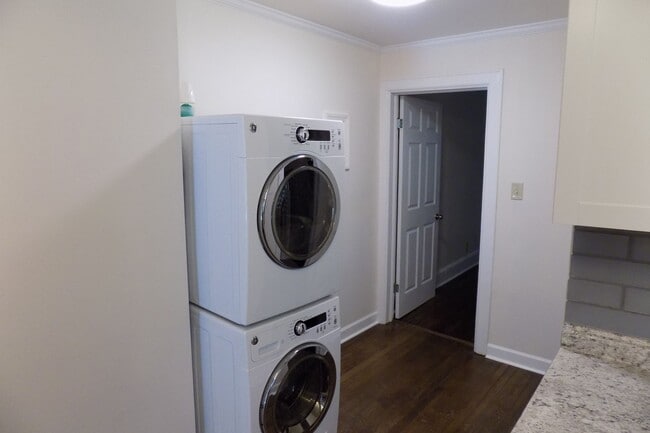 Building Photo - Cute One Bedroom Duplex in Plaza Midwood!