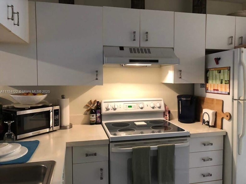 Building Photo - 930 Coral Club Dr